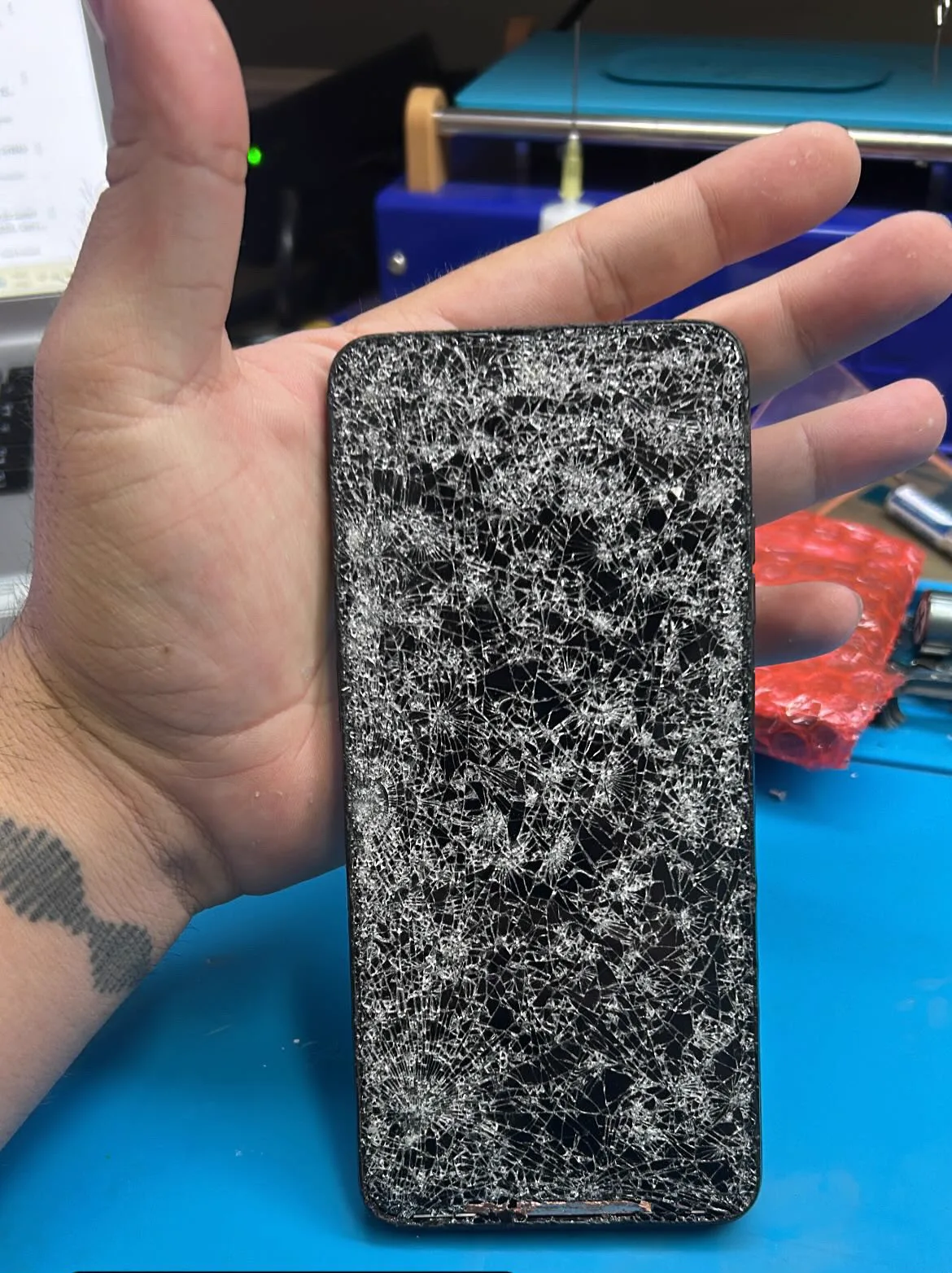 Traseira de celular estilhaçada, pronta pra reparo