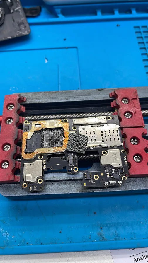 Placa de celular presa em jig para reparo