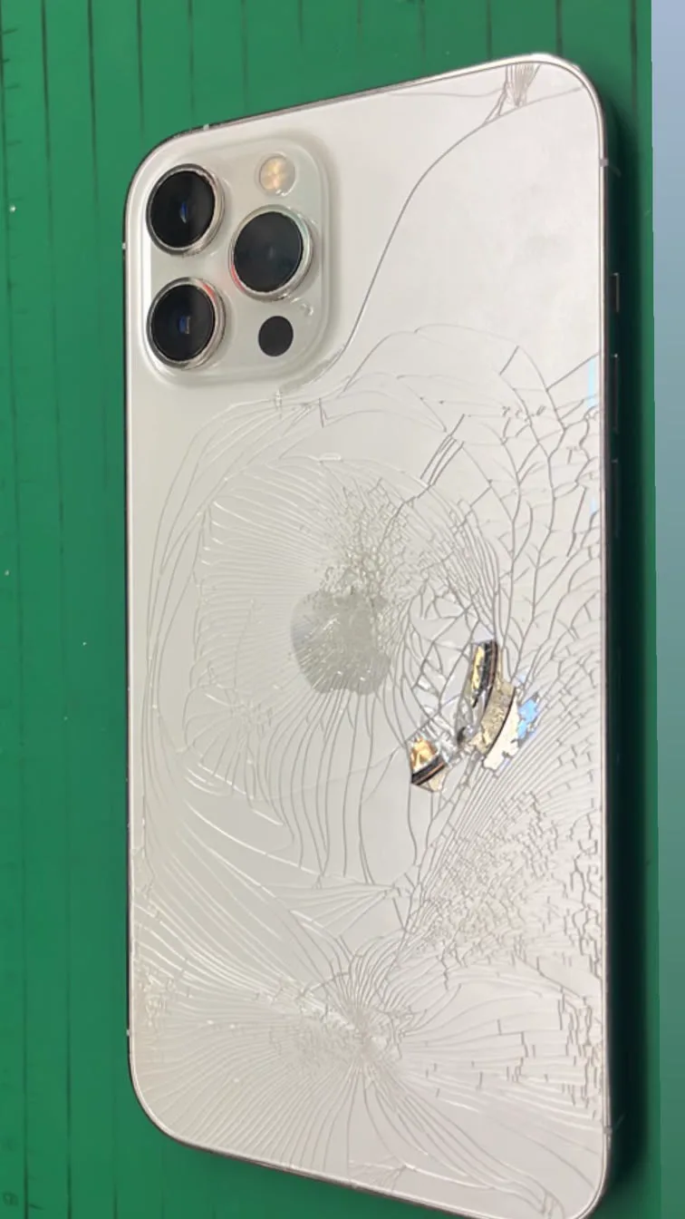 Traseira de celular com vidro estilhaçado